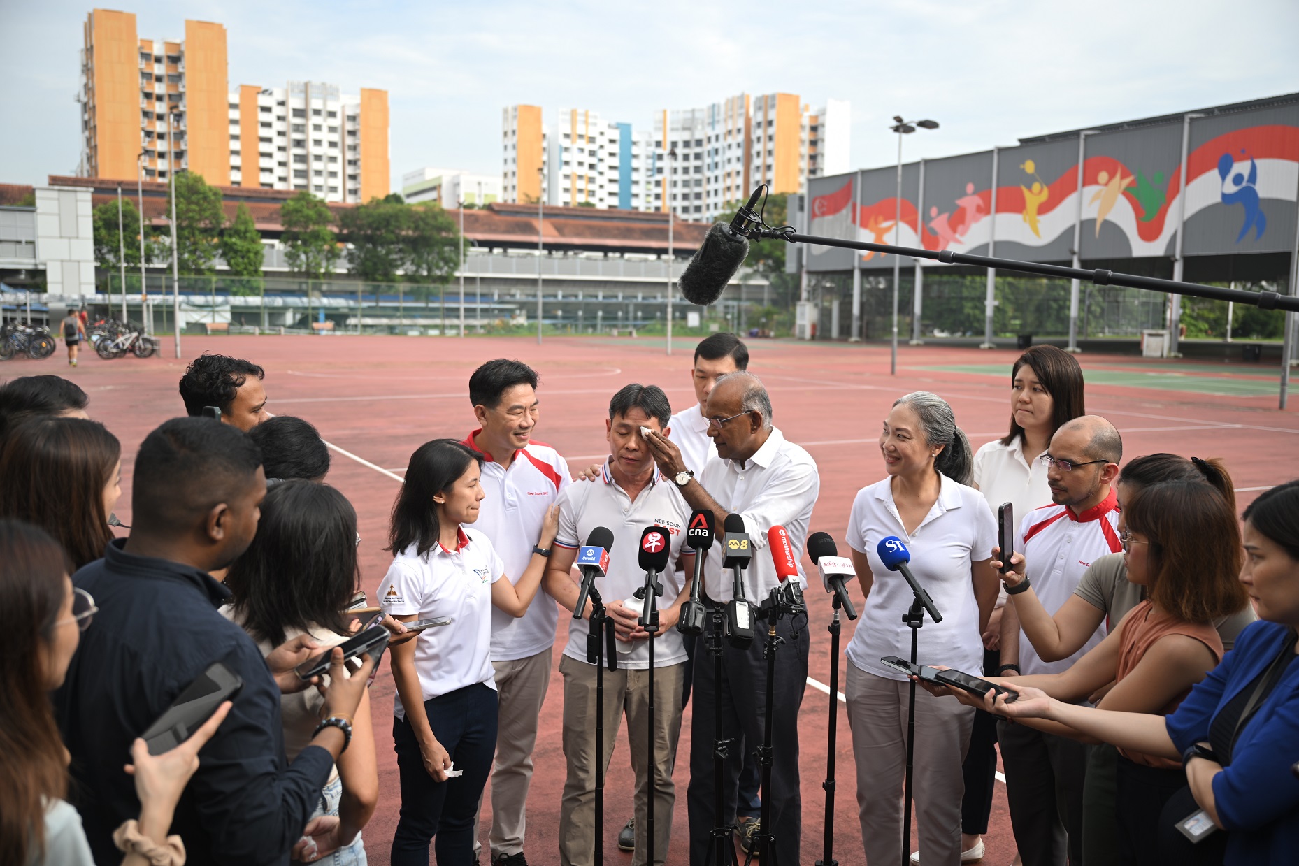 [GPGT] Louis gor gor cry and got minister wipe tears for him | Page 6 ...